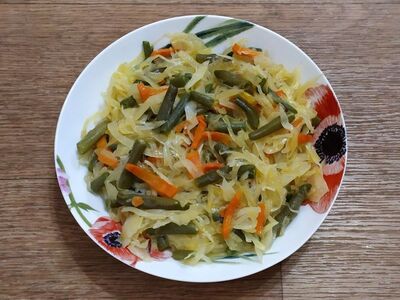 Капуста тушеная со стрючковой фасолью
