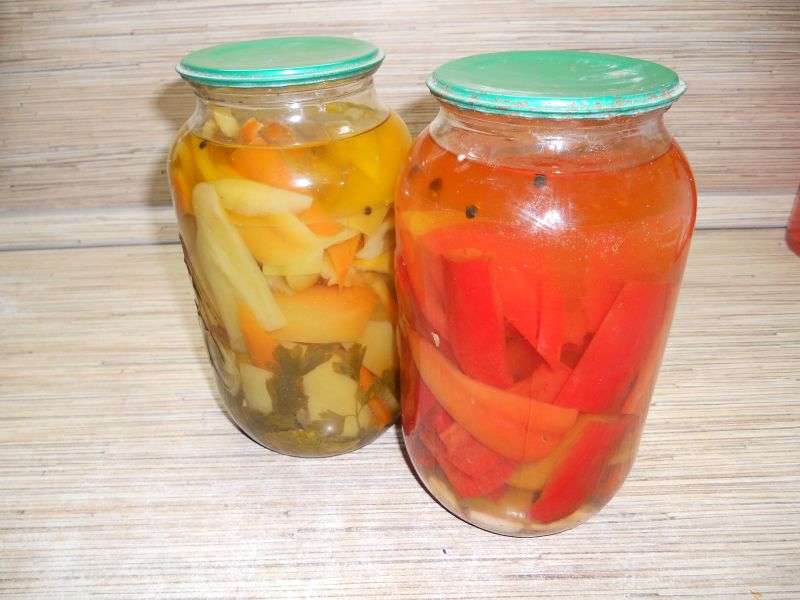 Маринованный перец с чесноком и зеленью