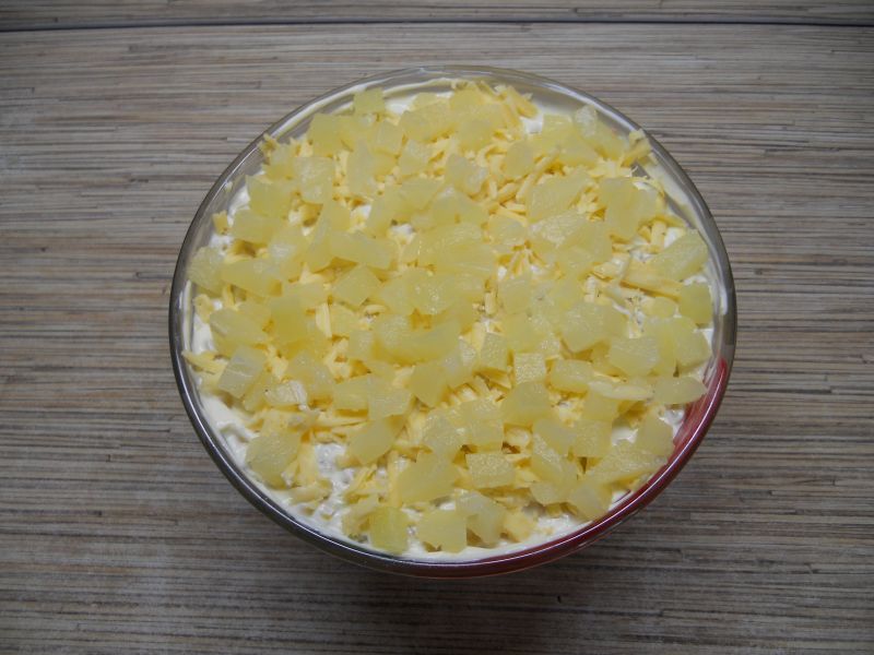 Салат с ветчиной, ананасами, сыром
